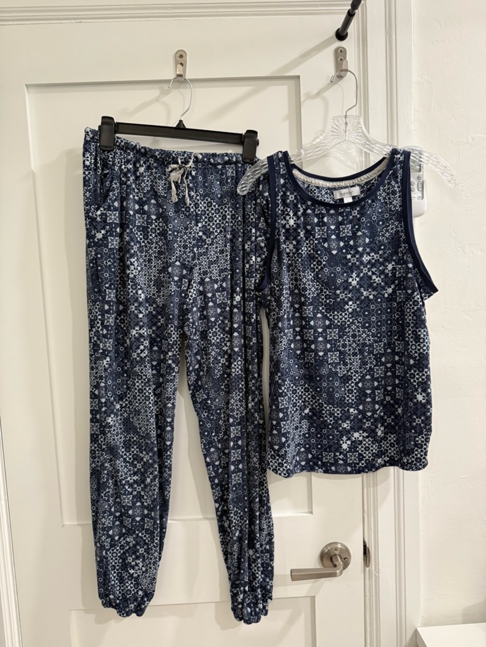 Nicole Miller New York blue sleeveless pajama set w/ joggers (fair condition)